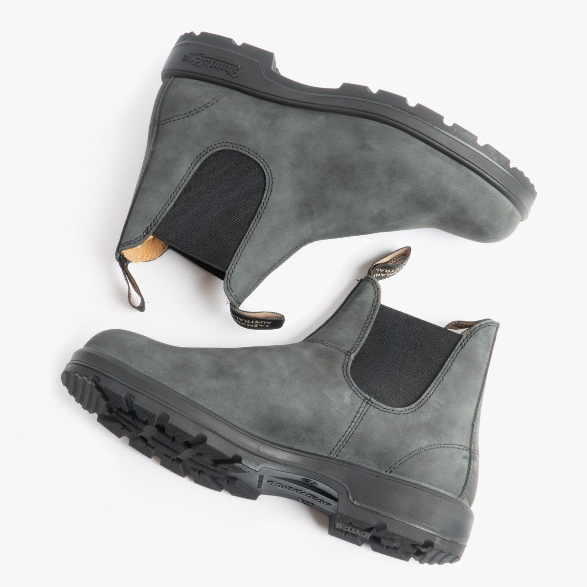 Blundstone 587 Unisex Leather Chelsea Boots Rustic Black 587 - 3 | STB.co.uk